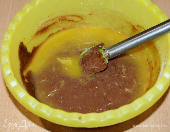 Далее влить апельсиновый сок и быстро перемешать .