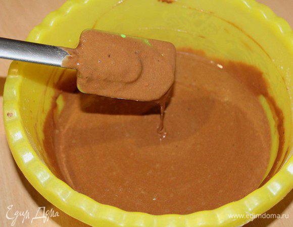 После добавления сока тесто  должно медленно стекать с ложки струйкой