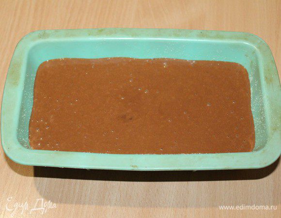  Вылить тесто в смазанную форму и выпекать при 180 градусах.45 минут.
