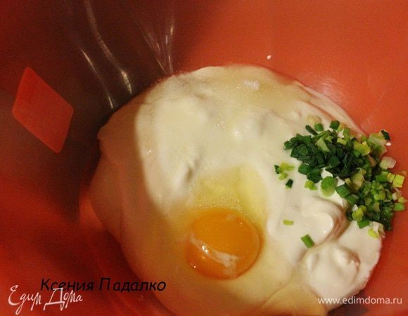 Берем глубокую миску, кладем в нее сметану, соль, сахар, яйцо, мелко рубленный зеленый лук, масло. Тщательно все перемешиваем. Затем добавляем  соду гашеную лимонным соком. Потом добавляем просеянную ржаную муку и пшеничную. 