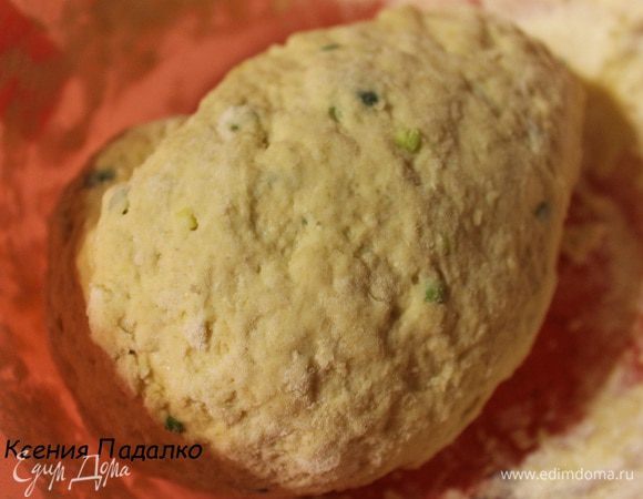 Замешиваем мягкое не липнущее к рукам тесто. И оставляем его на 20 минут отдохнуть.