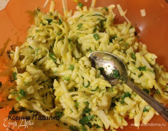 Для начинки, натираем сыр на крупной терке, добавляем растопленное масло, зелень, лук, яйцо, куркуму и соль (у меня сыр не очень соленый был).