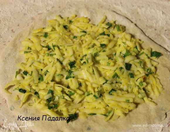 Тесто делим на 4 части. Каждую часть раскатываем в лепешку, кладем начинку.