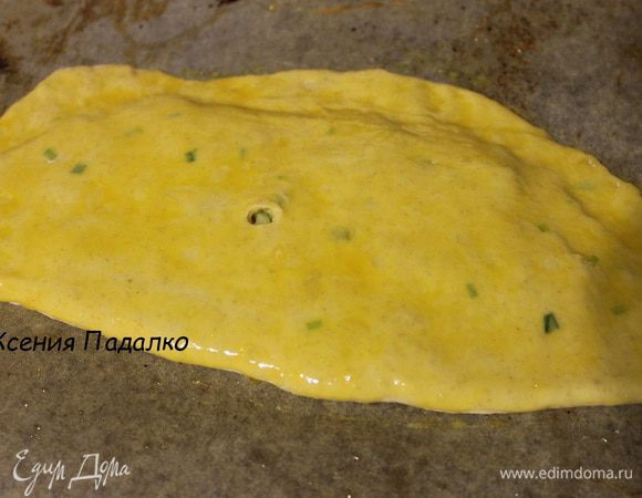 Складываем лепешку с начинкой пополам, получает большой пирожок в виде чебурека. Смазываем яйцом, сверху делаем небольшую дырочку, для выхода пара. Противень застелить пергаментом смазать растительным маслом, и выпекать в заранее разогретой до 190 градусов духовке, 20-30 минут до золотистого цвета.