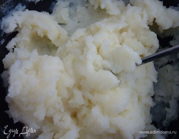 Картошку почистить и порезать на кубики.  Отварить картошку до мягкости, слить воду и размять в пюре. 
