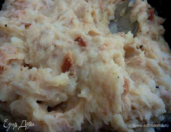 Добавить оливковое масло, сливочное масло, приправить и добавить тунец. 
