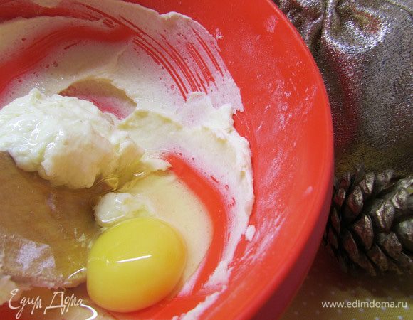 Ввести яйцо и вновь растереть до однородной массы.
