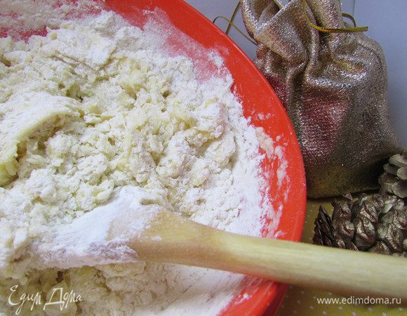 Всыпать 200 грамм муки с разрыхлителем и замесить мягкое тесто.