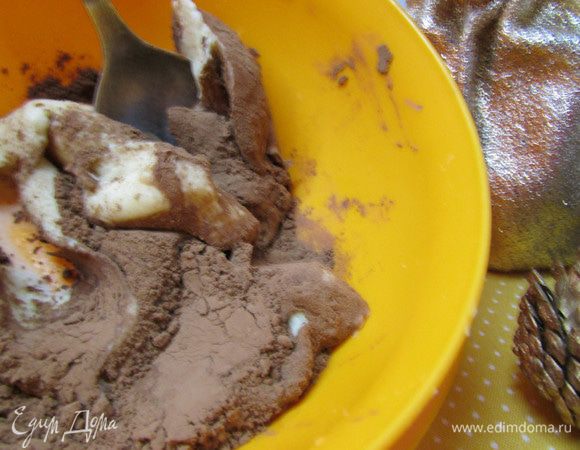 Отделить от теста 1/4 часть и добавить какао-порошок.