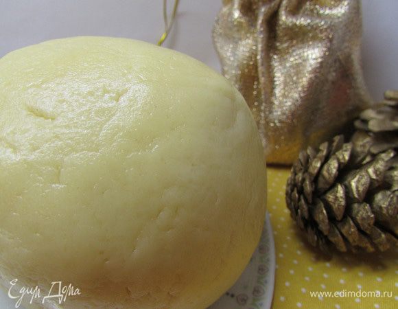 Замесить светлое тесто. Оба вида теста завернуть в пищевую пленку и отправить в холодильник на 30 минут.