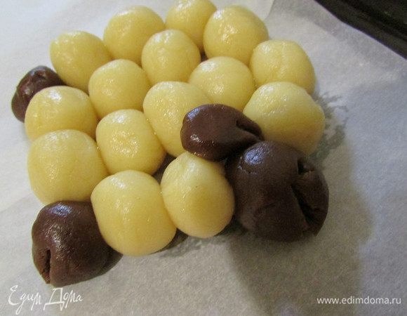 С помощью деревянной зубочистки выдавить глазки, ротик, копыта. Печенье отправить в разогретую духовку (180 градусов). Выпекать 15 минут. 