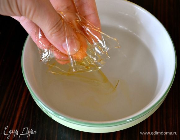 Начнем с приготовления мармелада... Для этого замочить листовой желатин в холодной воде минут на 7...