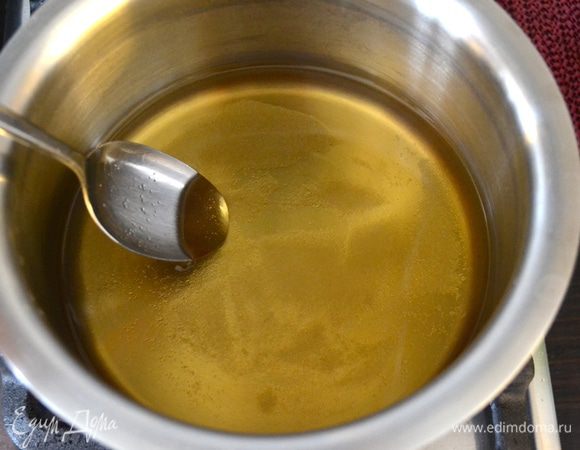 В небольшой кастрюльке смешать яблочный сок, сахар и вино (в рецепте-оригинале предлагалось взять яблочное вино..., но я такого не нашла, поэтому использовала белое). Поставить на огонь и подогреть до полного растворения сахара.