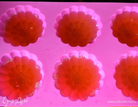 Желатин как следует отжать от воды и добавить к соку. Размешать до полного растворения. Разлить по силиконовым формочкам и убрать в холодильник на 2 часа или больше... может зависеть от Вашего желатина, как в моем случае....