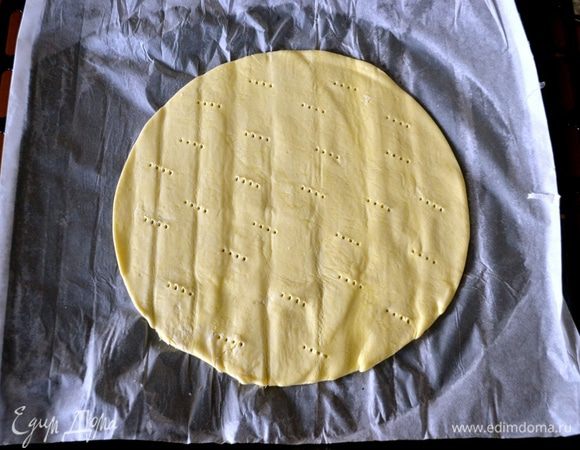 Выложить тесто на противень и наколоть вилкой, чтобы корж сильно не вздулся. Поставить выпекаться в заранее разогретую до 190°C духовку на 15 минут. В любом случае, следить за коржом по своей духовке. Готовый корж достать из духовки и дать ему остыть.