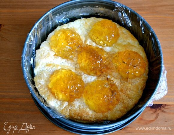 Выложить готовый слоеный корж в разъемную форму для выпечки (я предварительно выложила форму пленкой..., на всякий случай... Честно говоря, с ее помощью мне после было проще переложить торт на сервировочное блюдо). При желании, слегка обрезать корж по краю, чтобы он стал чуть меньше 26 см. Достать формочки с готовым желе и аккуратно извлечь его из формочек... Чтобы аккуратно достать желе из формы, нужно слегка нагреть формочки феном или на несколько секунд опустить в горячую воду. Выложить  на корж.