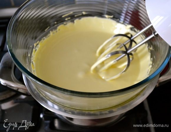 Можно приступать к приготовлению самого суфле. Листья желатина опять положить размокать в воду. Яблочный сок прогреть и распустить в нем отжатый желатин. Желтки взбить с сахаром до пышной пены (я делала это на водяной бане!!!).