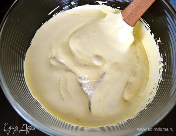 Добавить к желткам яблочное пюре, осторожно перемешать... Затем добавить желатин. Залить полученным кремом корж с мармеладом и убрать в холодильник на несколько часов (или на всю ночь). (этот шаг я забыла сфотографировать, уже поздно было..., но ниже будет виден торт с суфле в форме... )