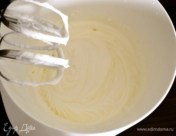 Как только суфле застынет и торт будет готов..., сливки взбить с ванильным сахаром.