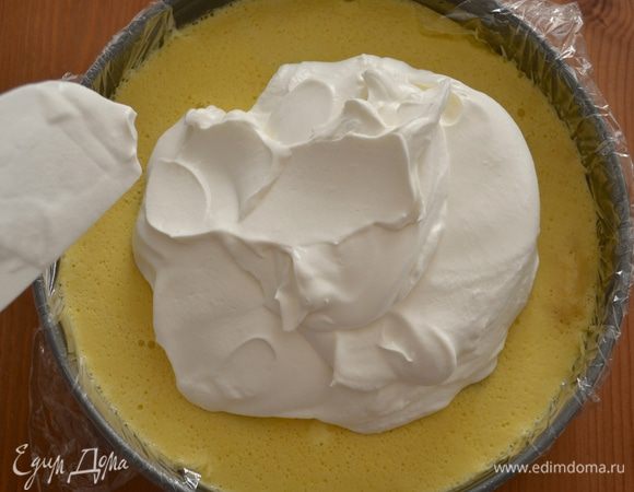 Выложить слой из сливок на торт и разровнять.