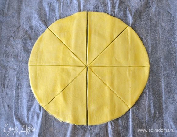 Займемся вторым слоеным коржом. Для этого тесто раскатать и также обрезать до диаметра 26 см, как и первый корж (в шаге 4). Затем разрезать круг на 8 ровных сегментов (вилкой не накалывать!). 