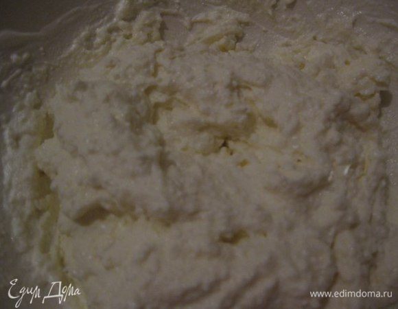 Творог, сметану и сахар хорошо взбить блендером.

Желатин влить в творожную смесь и хорошо перемешать.