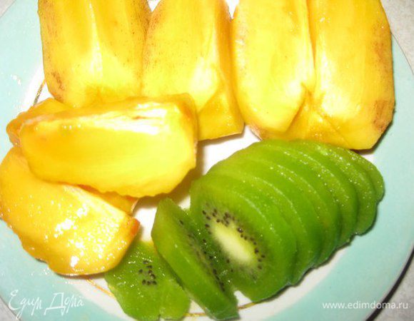 Помыть, очистить фрукты и ягоды. Нарезать.
Клубнику заранее разморозить.