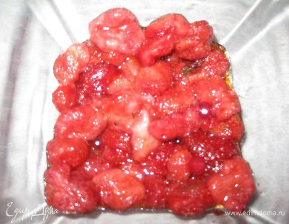 На дно выкладываем клубнику.