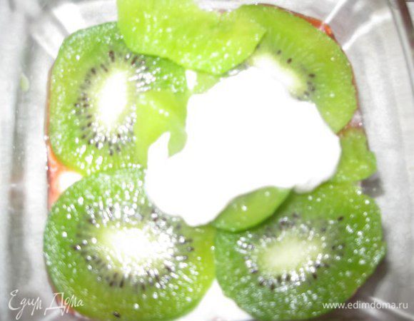 Потом выкладываем следующий слой фруктов, у меня киви. 
Сверху залить творожной массой.