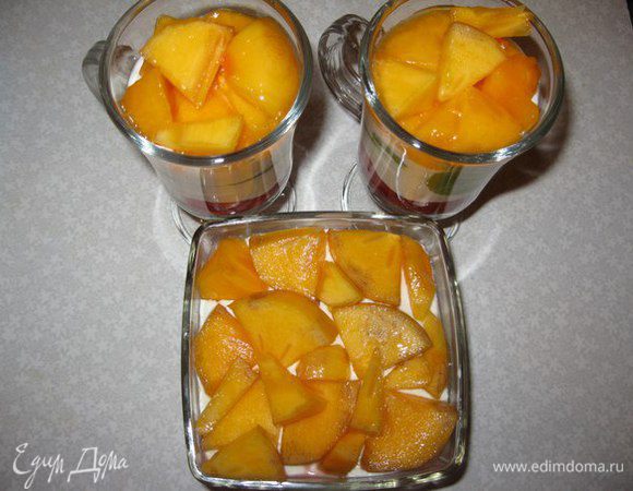 Так повторяем сколько необходимо.
Последним в десерте должен быть слой с творожной массой.