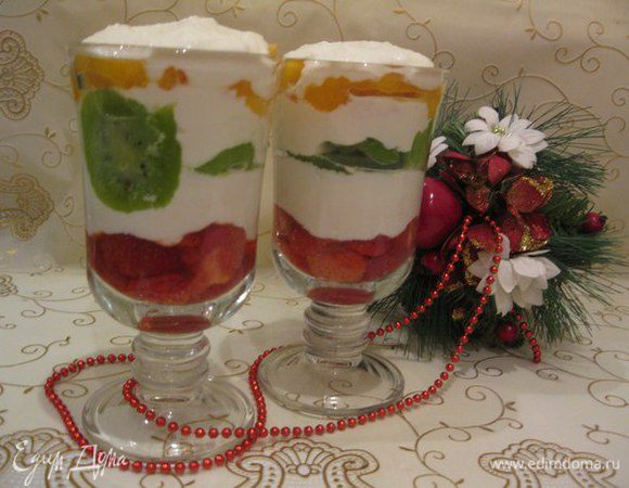 Десерт ставим в холодильник на 1 час, для охлаждения.
Можно сверху украсить тертым шоколадом.
Приятного аппетита! 