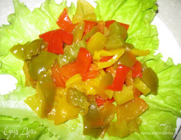 Перец можно еще мельче порезать, перемешать с заправкой и выложить на листья салата.