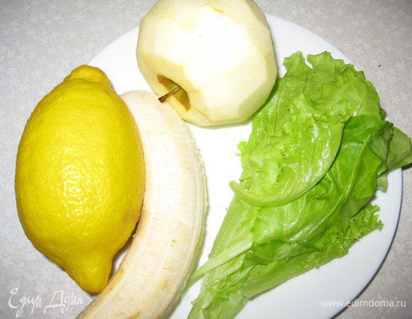 Подготавливаем фрукты. Моем, чистим и нарезаем.
Нам понадобится 1/4 часть лимона. Вместо лимона в сезон лучше взять листья щавеля, штук 10.