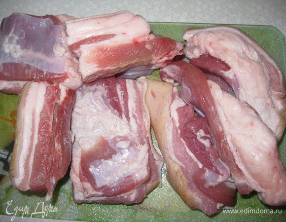 Свежее сало моем и режем его на небольшие куски. Хорошенько натираем солью, специями. 