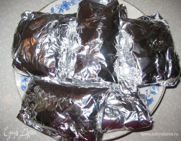 Заворачиваем в фольгу и убираем на ночь в холодильник.
