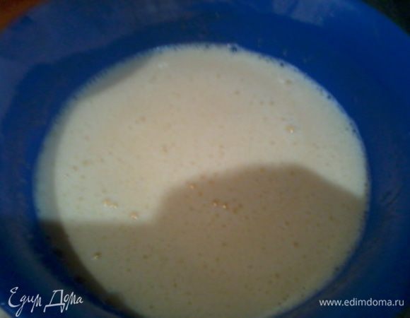 Добавить пахту (кефир, молоко) и эссенцию.