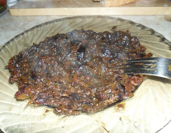 Чернослив залить водой, прокипятить 7-8 минут и растолочь вилкой в пюре.