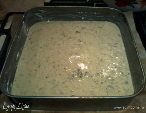 Смешать сухие и жидкие ингредиенты, добавить чернослив. Форму (у меня размер 25*25) хорошо смазать сливочным маслом, вылить тесто и выпекать 35-40 минут при температуре 150 С.