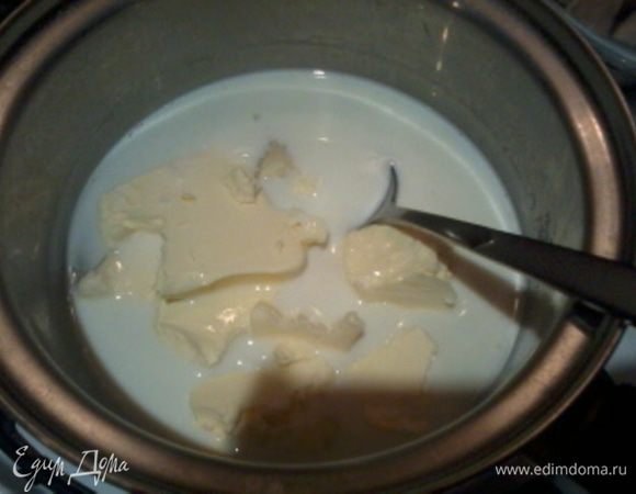 За пять минут до готовности пирога делаем карамель. Для этого смешиваем в сотейнике все ингредиенты и даем прокипеть до золотистого цвета, карамель не должна быть слишком густой, она должна пропитать пирог.