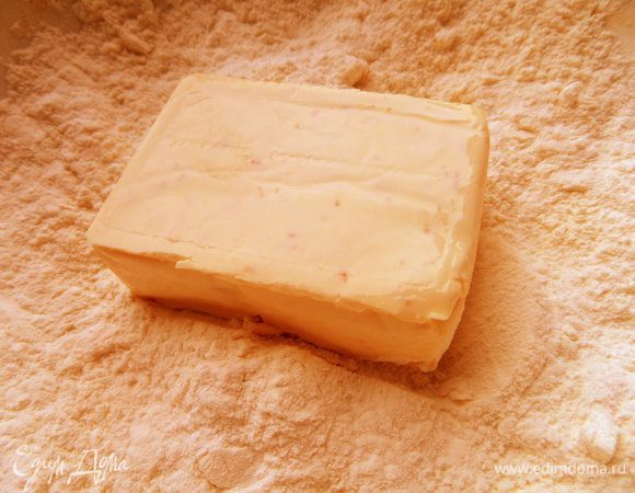 В просеянную муку положить 1-2 сырка.