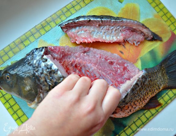 Хорошо промойте рыбу. Слегка посолите снаружи и внутри, поперчите.