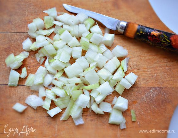 Лук порежьте кубиками и обжарьте на растительном масле.