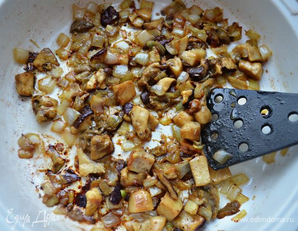 Затем добавьте порезанные небольшими кусочками грибы, посолите, приправьте перцем и доведите до готовности под крышкой (около 15 мин).