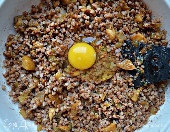Добавьте к обжаренным грибам гречку, перемешайте. Также добавьте 1 небольшое сырое яйцо и снова перемешайте. При необходимости, досолите подготовленную массу.
