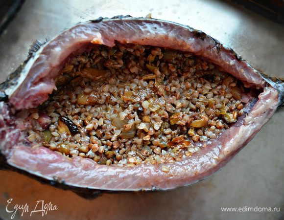 Придерживая "карман" у карпа начиняем его начинкой, слегка утрамбовывая.