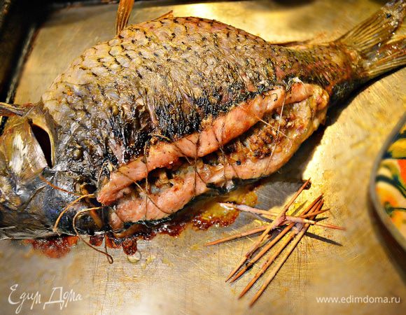 Из приготовленного карпа вынимаем шпажки, нить с лёгкостью удаляется. 