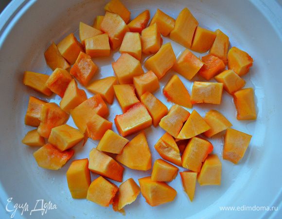 В качестве гарнира к карпу приготовим тыкву. Для этого порежьте её кубиками. Обжарьте тыкву на оливковом масле 5 мин, затем подсолите, влейте немного воды и тушите еще 10 мин, периодически помешивая.