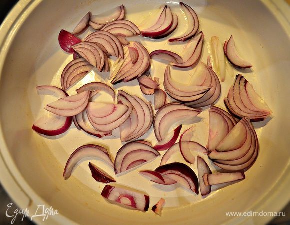 Красный лук порежьте "пёрышками" и подрумяньте на растительном масле в отдельной сковороде. Подсолите и перемешайте. Затем добавьте к луку сахар, перемешайте и прогрейте ещё 1 мин. Влейте бальзамический уксус и перемешайте.