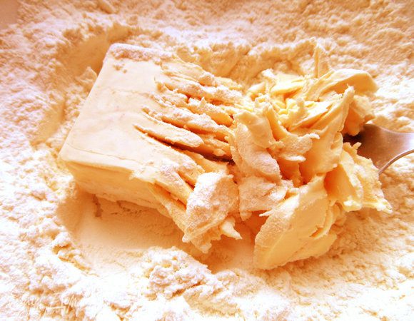 Размять сырок вилкой.