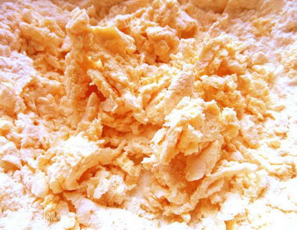 Теперь начинаем месить тесто рукой (муки уходит 85-95 г). Добавим любые приправы и соль,если требуется.